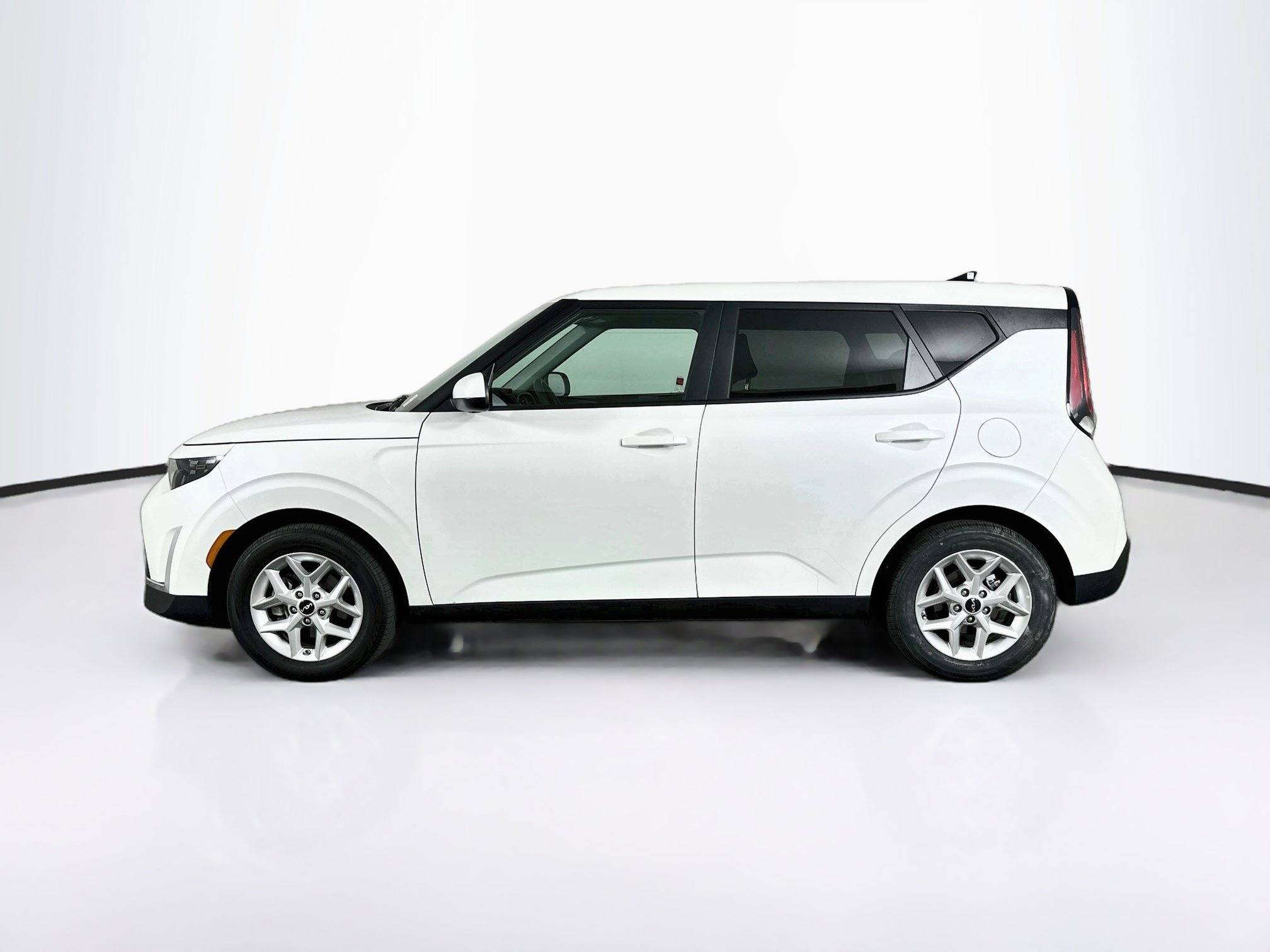 Used 2025 Kia Soul LX w/ LX Technology Package FWD image 4