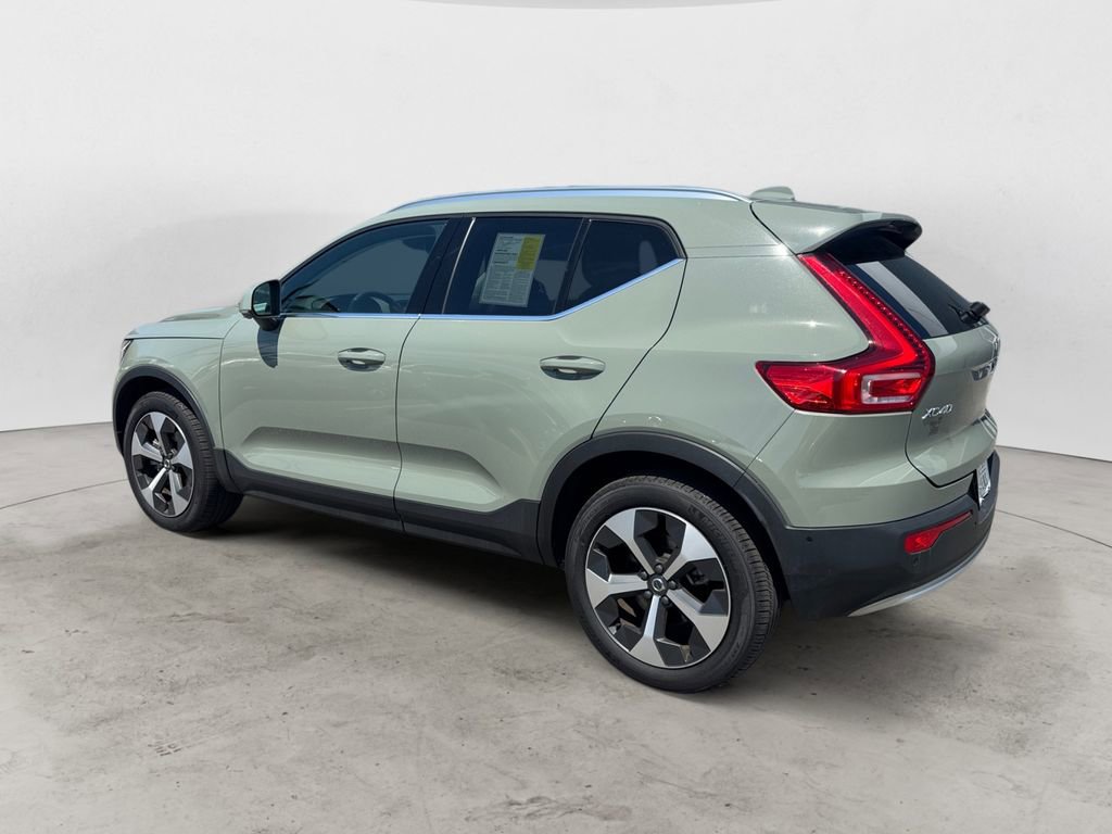 Used 2025 Volvo XC40 B5 Plus AWD/4WD image 4