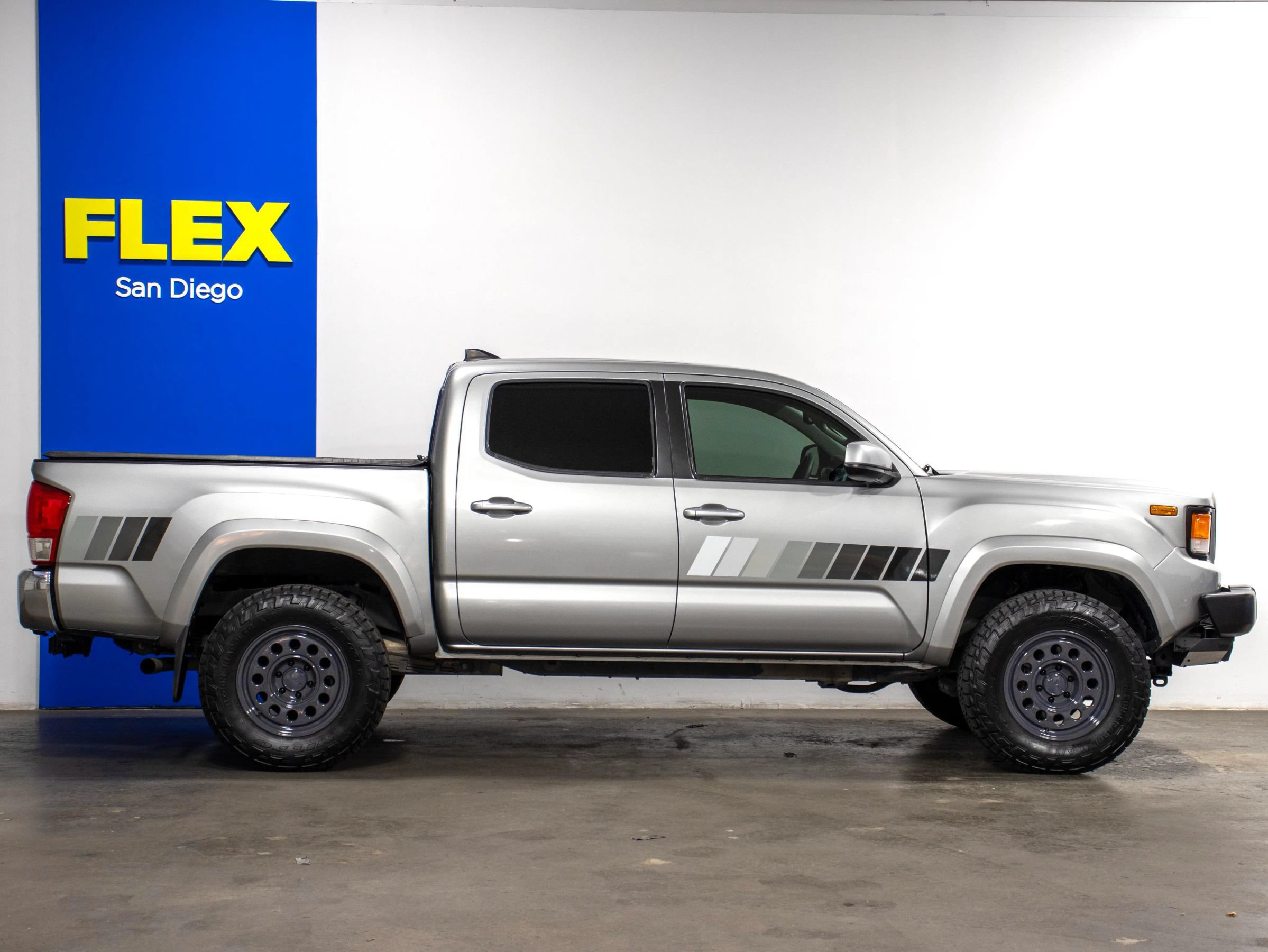 Used 2017 Toyota Tacoma SR5 w/ Tow Package RWD image 7