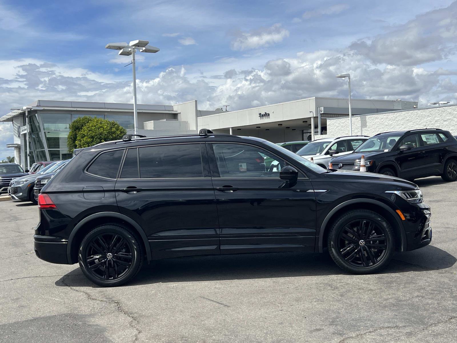 Certified 2022 Volkswagen Tiguan SE R-Line FWD image 28