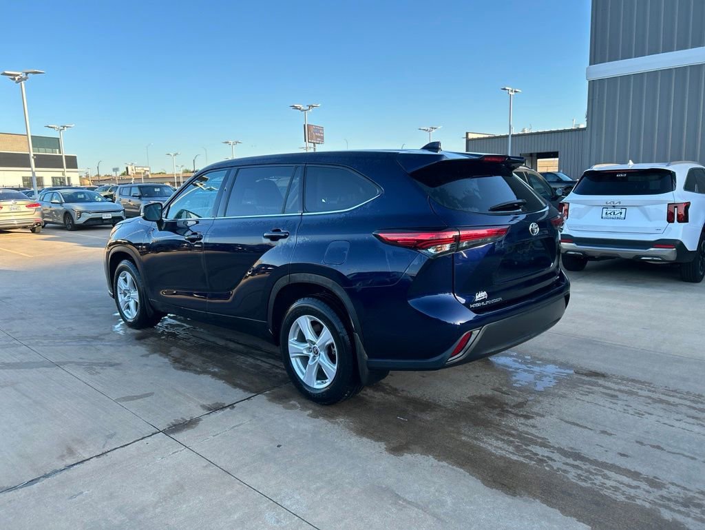 Used 2021 Toyota Highlander LE AWD/4WD image 2