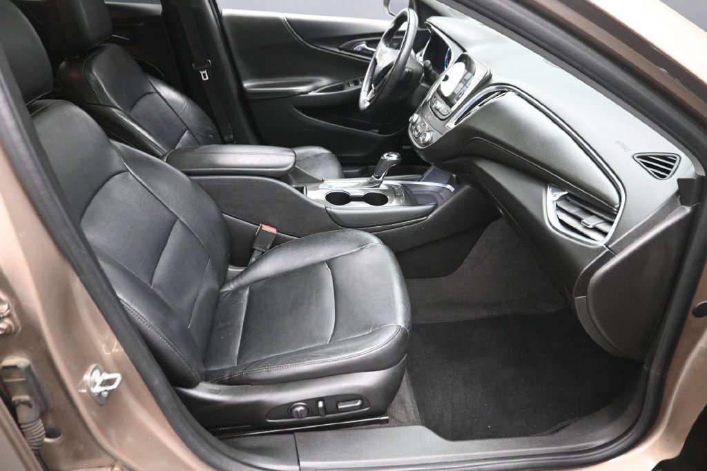 Used 2018 Chevrolet Malibu LT w/ Leather Package FWD image 9