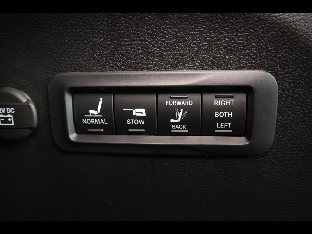 New 2027 Chrysler Pacifica Pinnacle w/ Theater Group AWD/4WD image 19