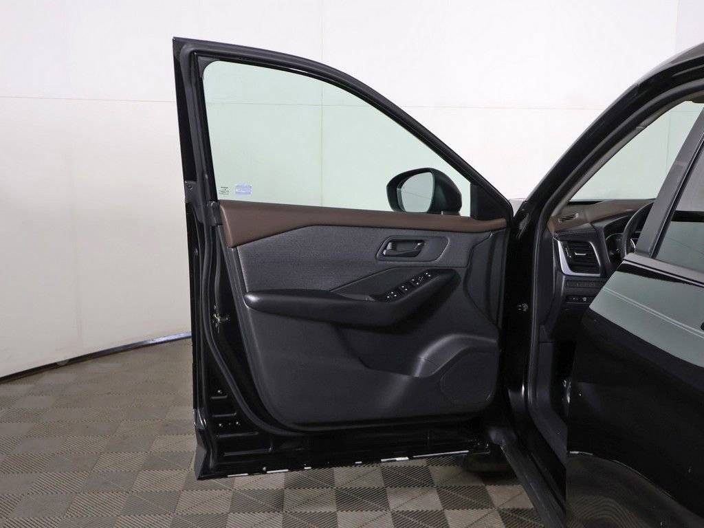 Used 2023 Nissan Rogue S AWD/4WD image 15