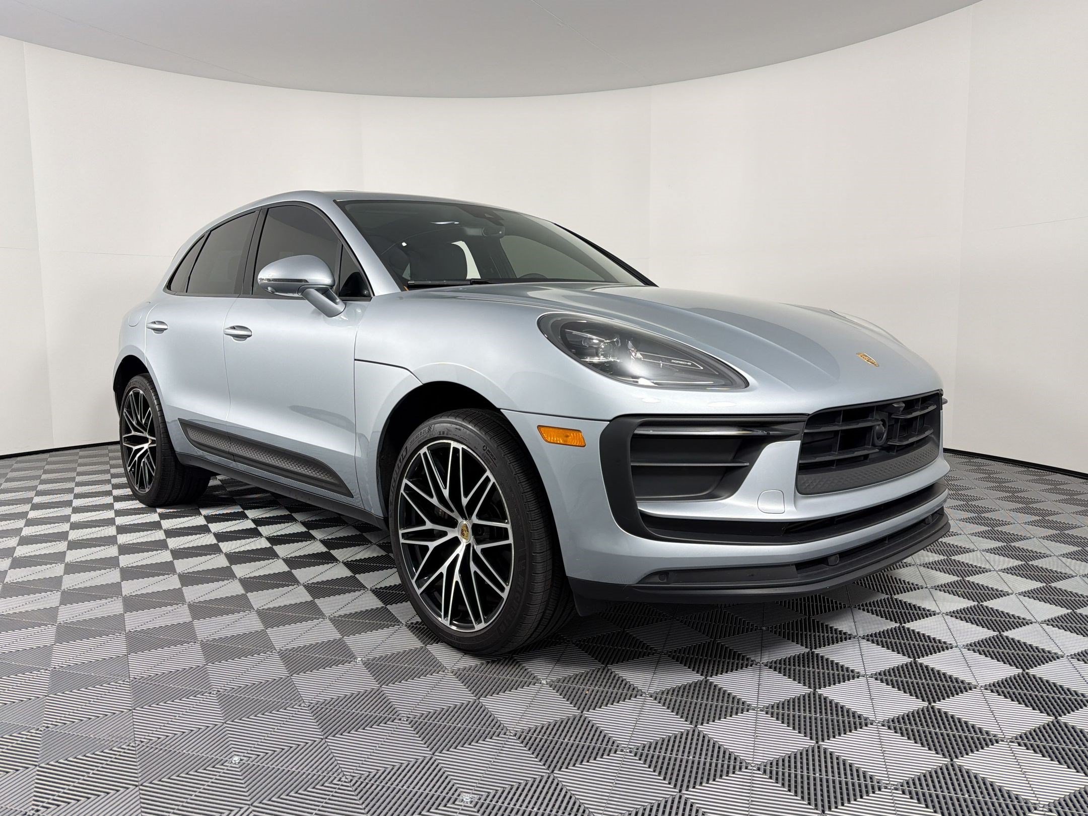 Certified 2024 Porsche Macan AWD/4WD image 8