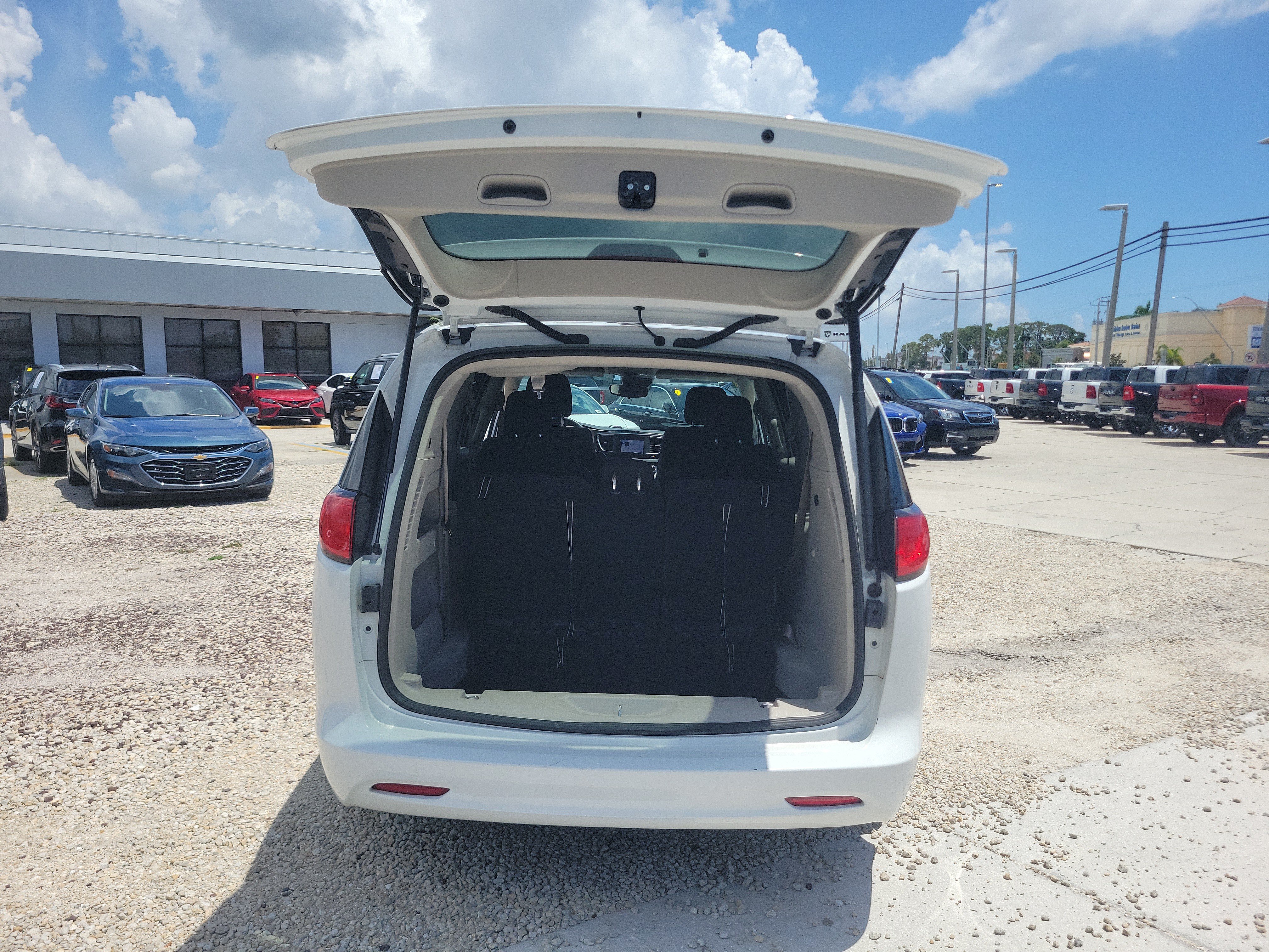 Used 2024 Chrysler Voyager LX FWD image 10