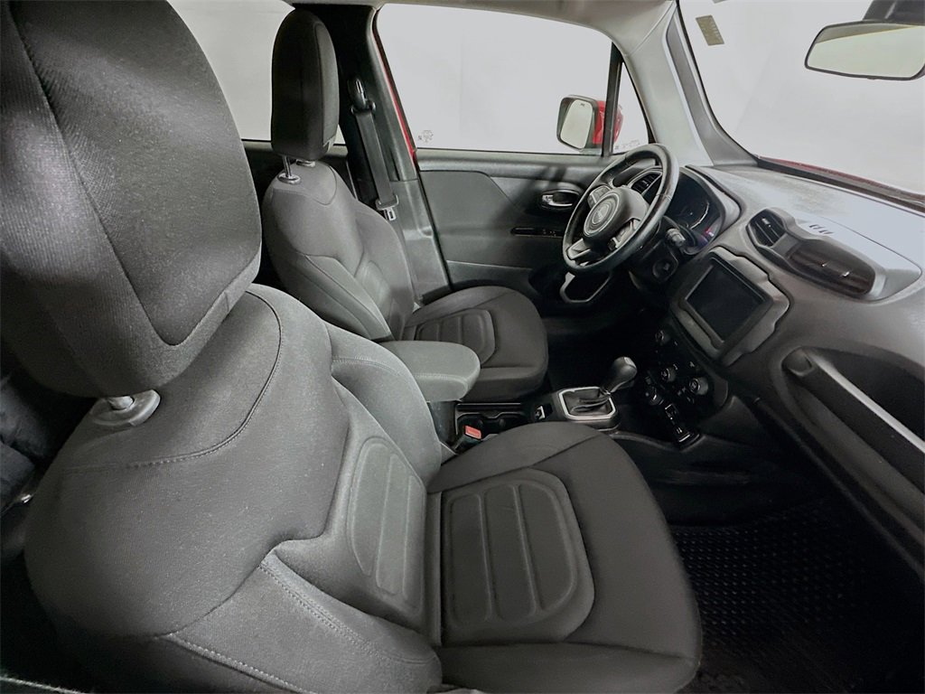 Used 2018 Jeep Renegade Latitude w/ Cold Weather Group image 26