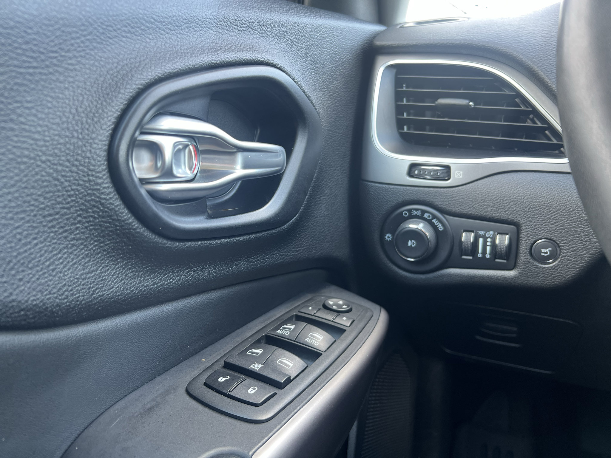 Used 2021 Jeep Cherokee Latitude Lux w/ Sun & Sound Group FWD image 21