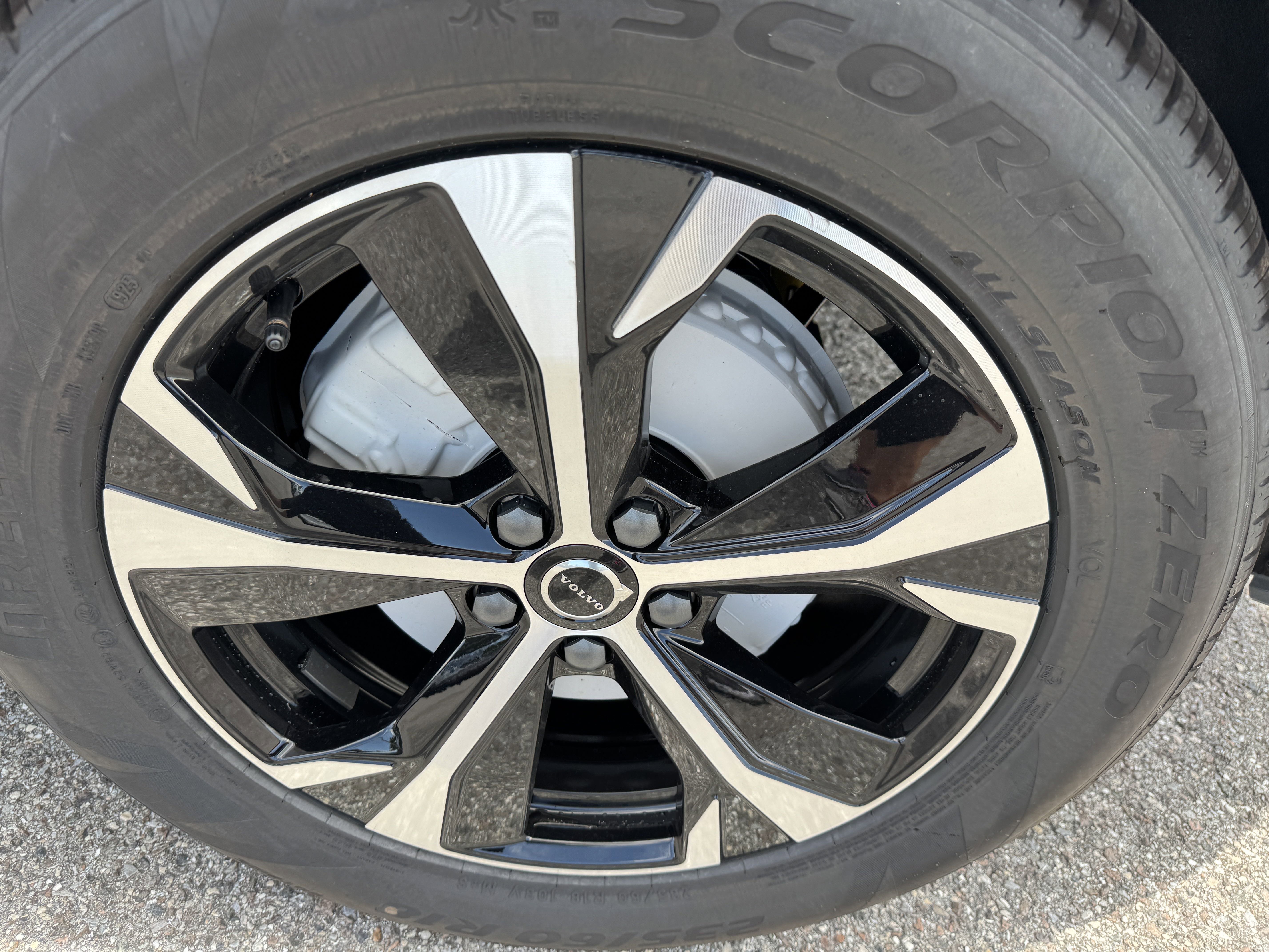 New 2026 Volvo XC60 B5 Core w/ Protection Package image 32