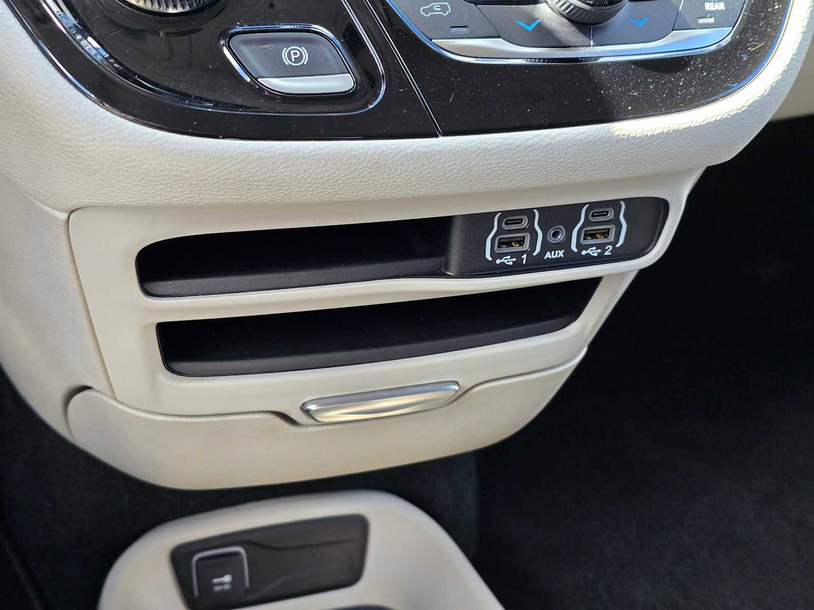 Used 2024 Chrysler Pacifica Select image 26