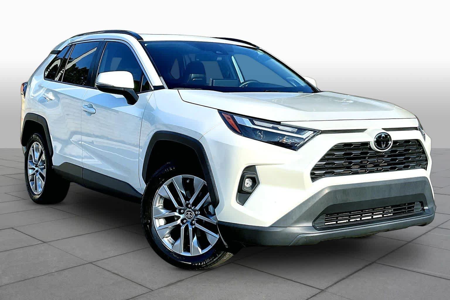 Used 2022 Toyota RAV4 XLE Premium FWD image 3