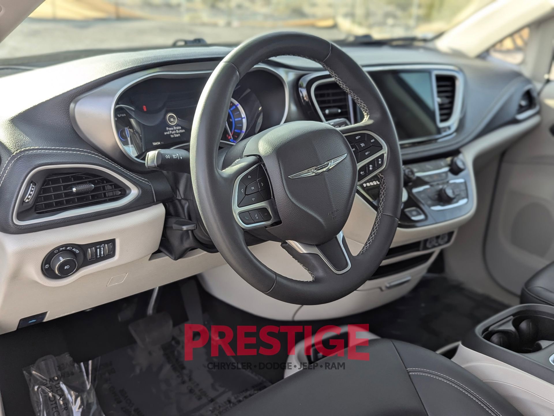 Used 2024 Chrysler Pacifica Select image 13