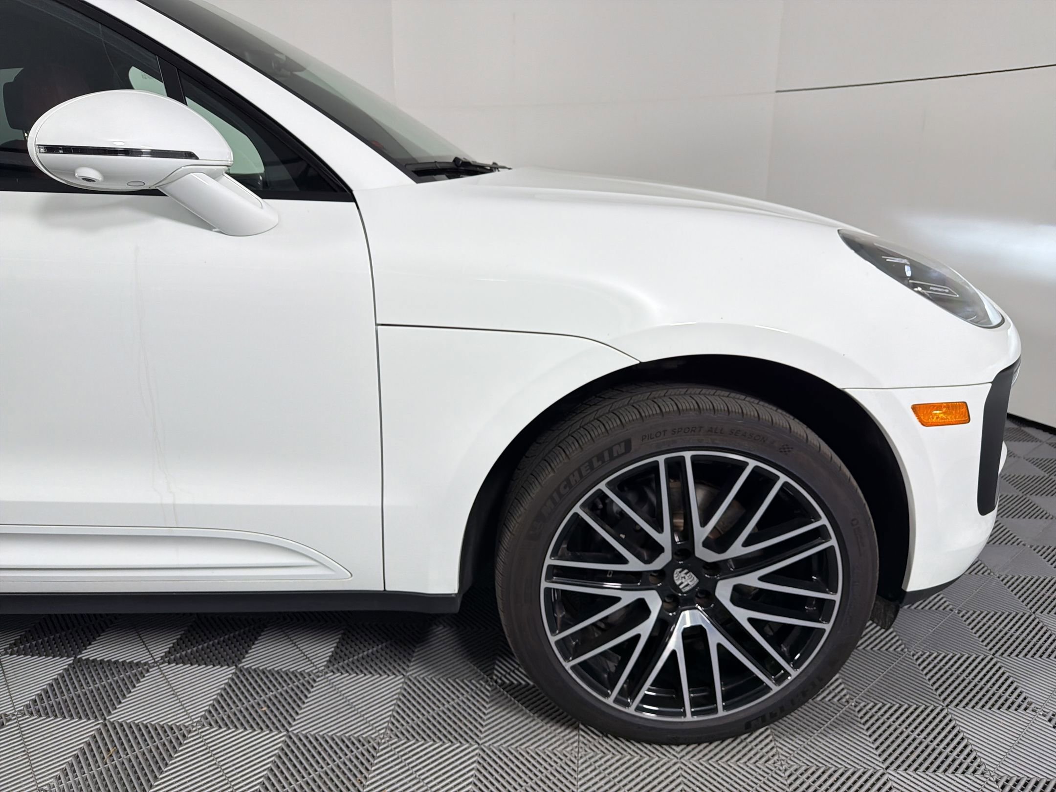 Certified 2025 Porsche Macan image 12