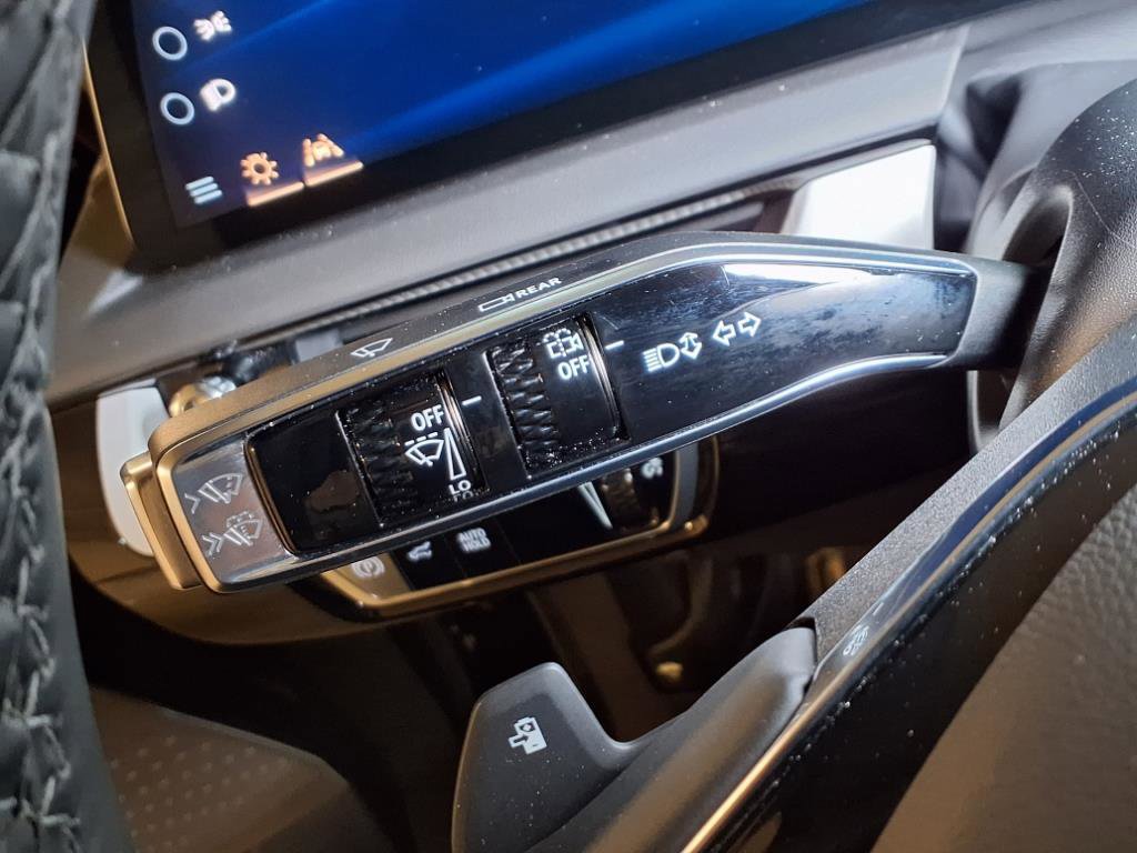 Used 2025 Cadillac Optiq Sport 1 w/ LPO, ONYX Package image 9