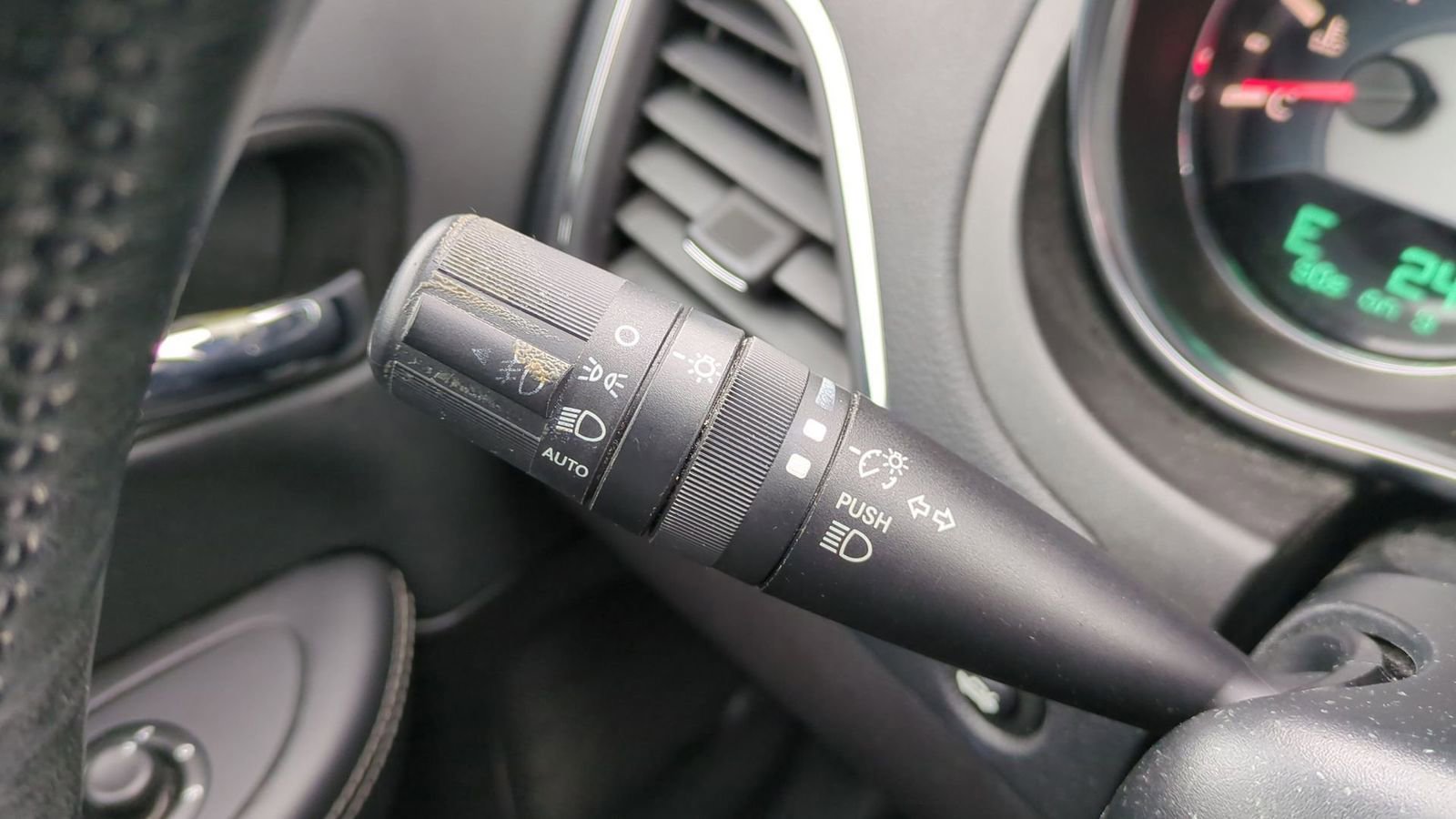 Used 2013 Chrysler 200 Limited image 28