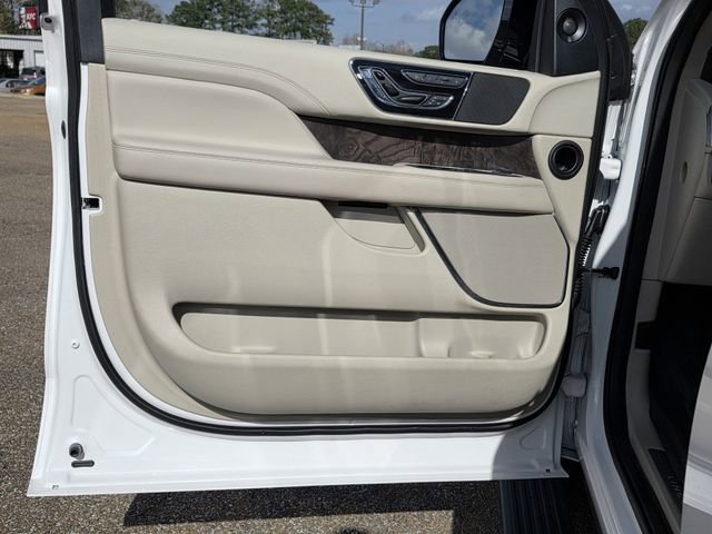 Used 2018 Lincoln Navigator Select w/ Technology Package image 13