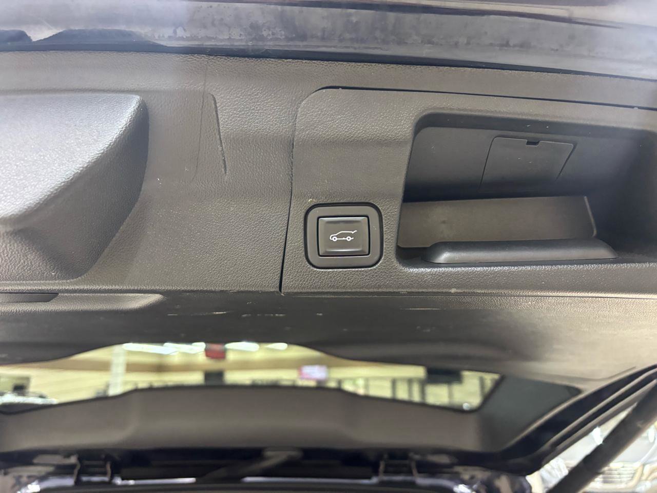 Used 2021 GMC Acadia SLT w/ Elevation Edition FWD image 9