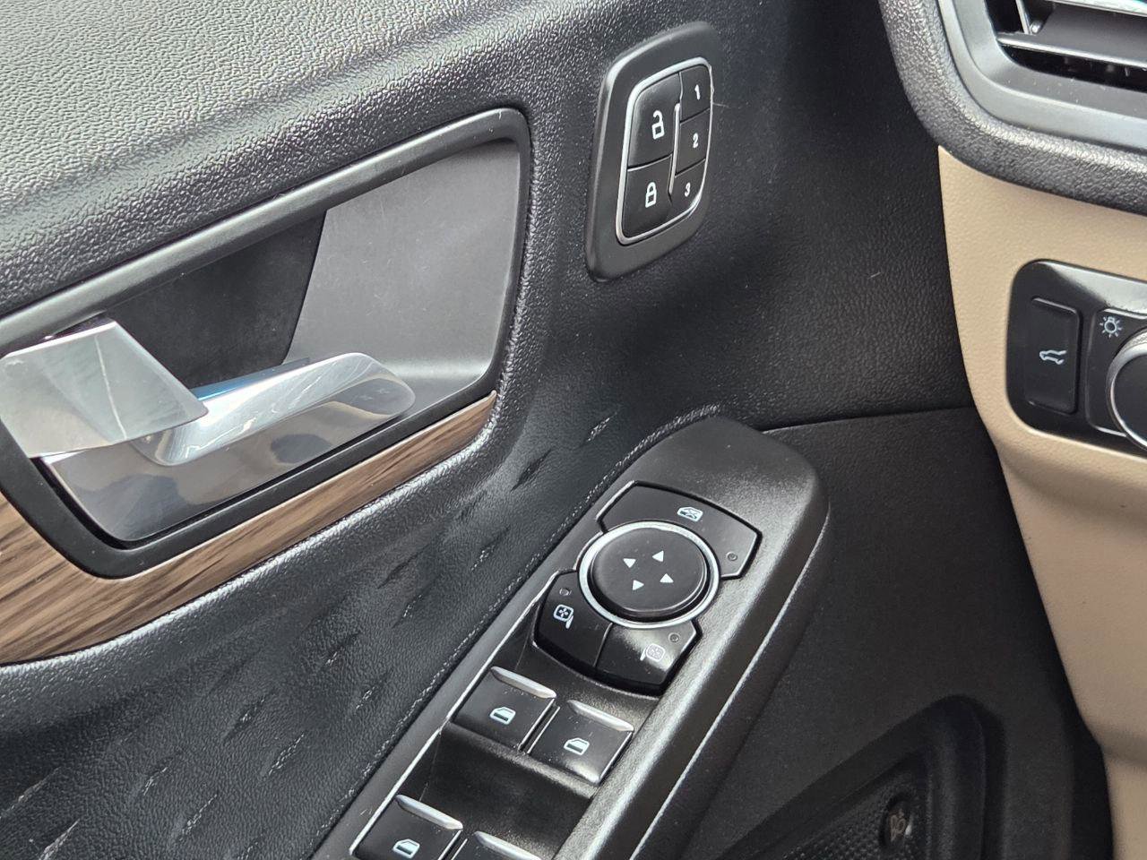 Used 2020 Ford Escape Titanium image 31