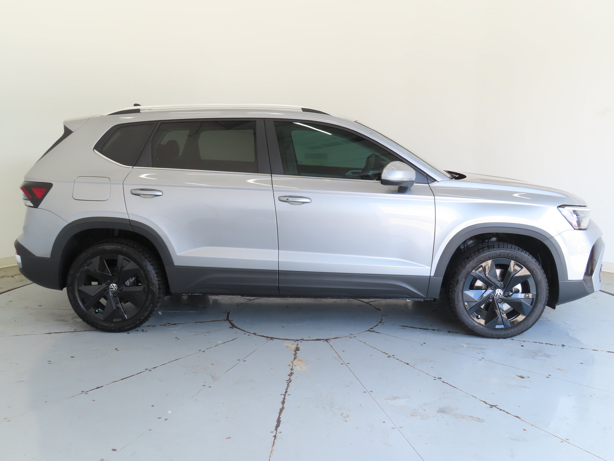 New 2026 Volkswagen Taos SE FWD image 2