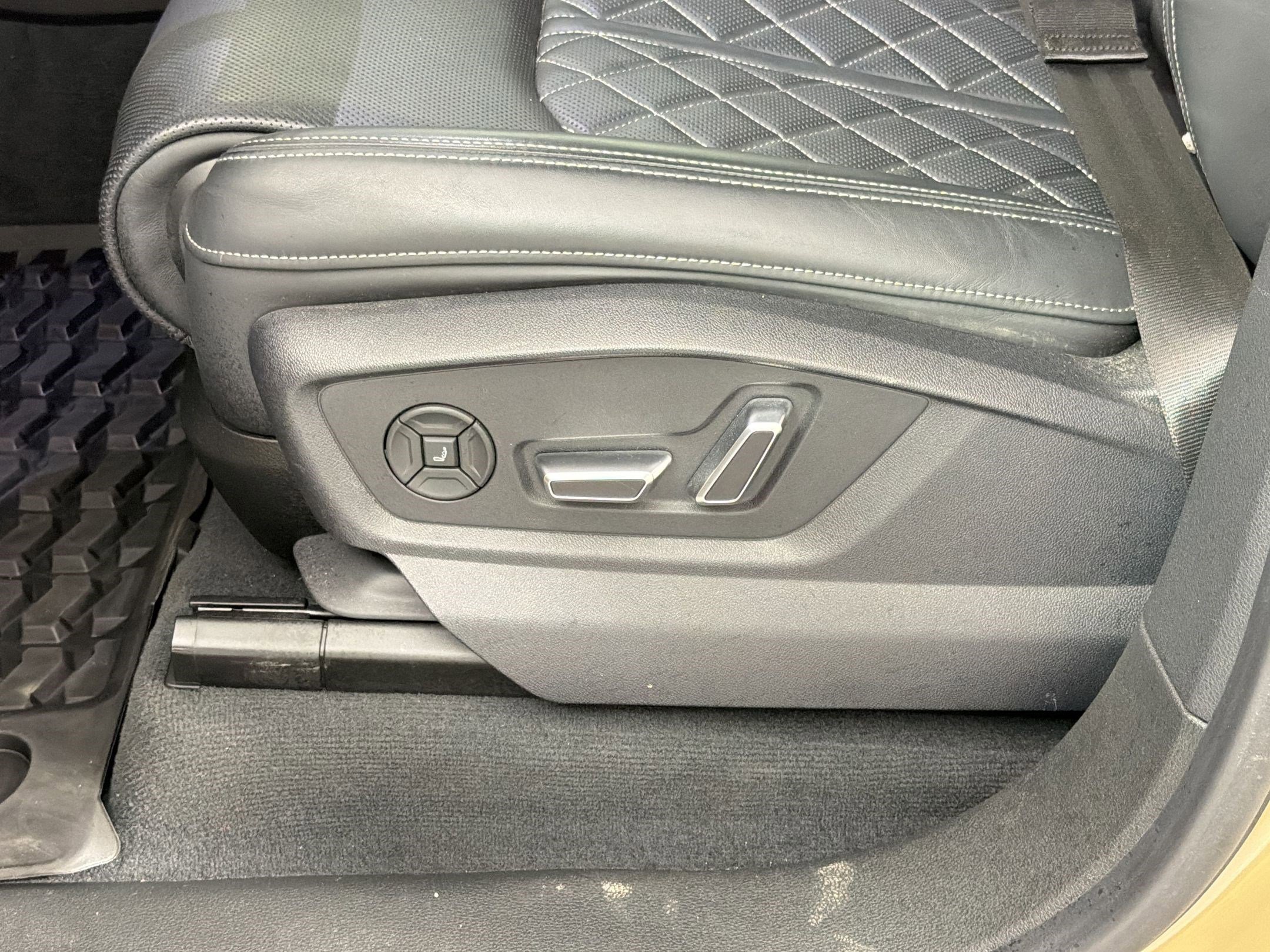 Used 2025 Audi SQ8 Prestige AWD/4WD image 16