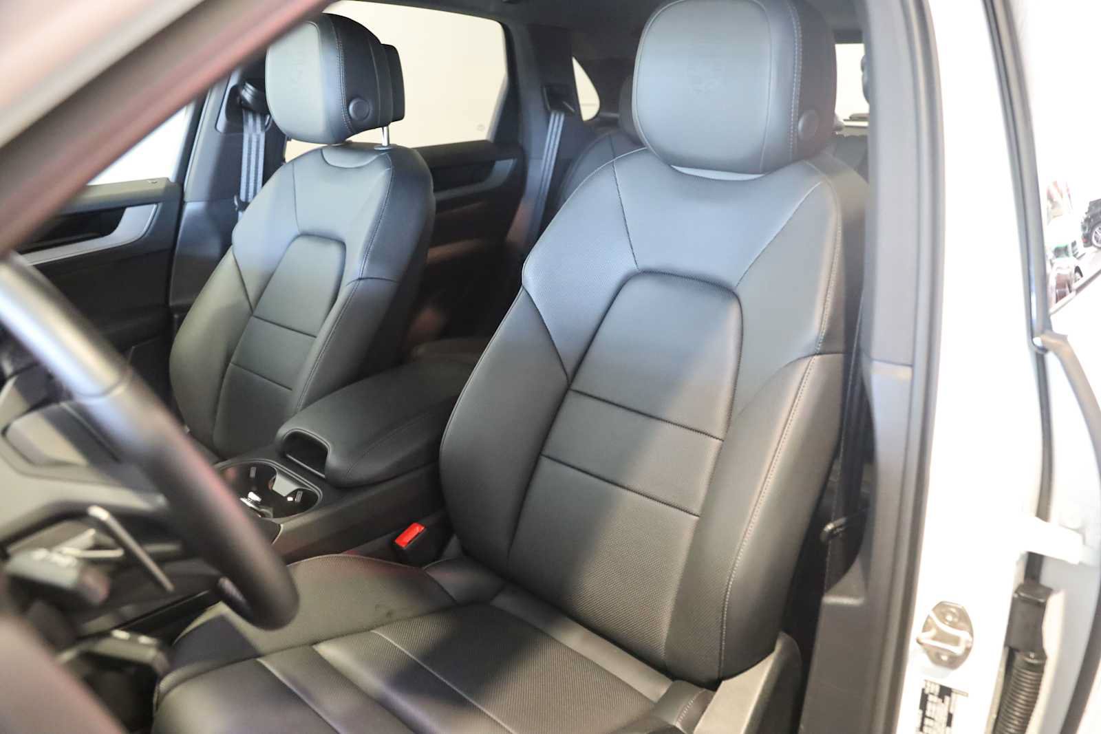 Used 2025 Porsche Cayenne AWD/4WD image 5
