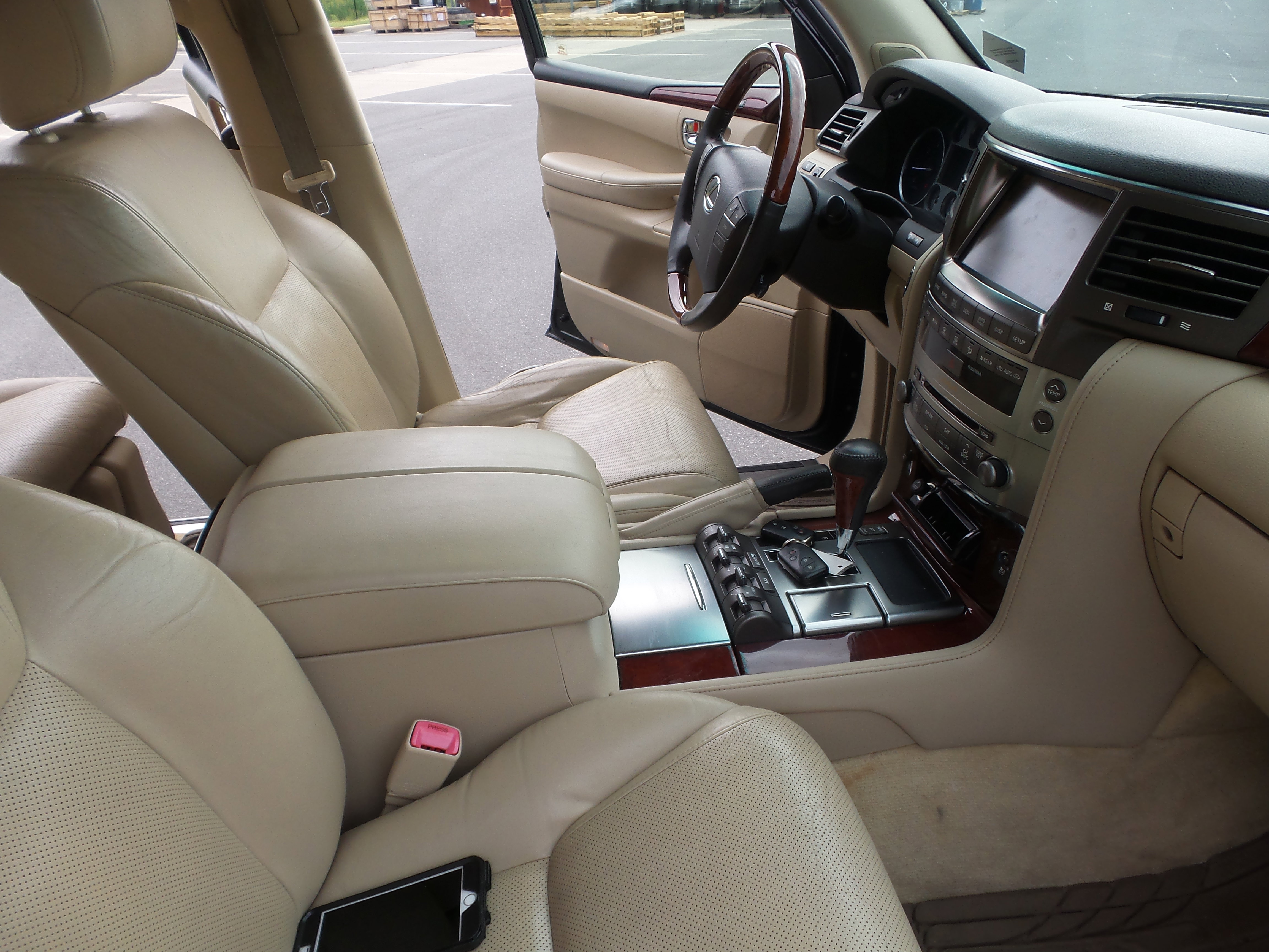 Used 2011 Lexus LX 570 4WD image 38
