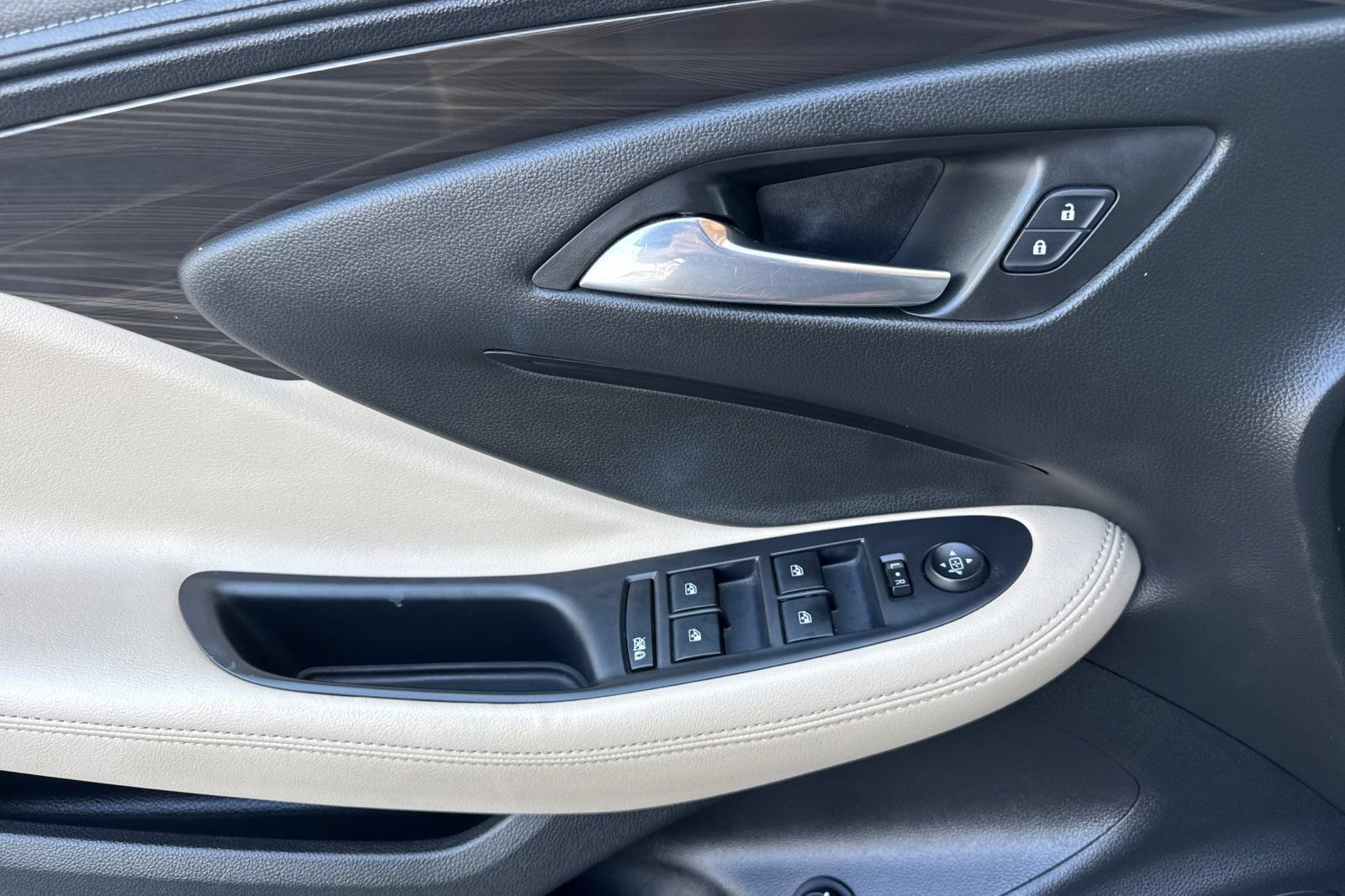 Certified 2019 Buick Envision Preferred w/ LPO, Cargo Package FWD image 11