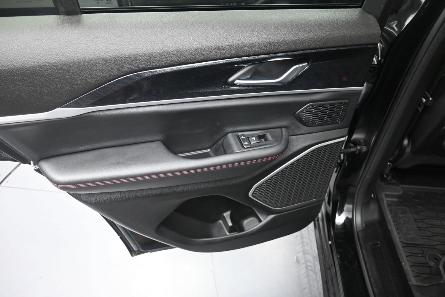 Used 2022 Jeep Grand Cherokee Trailhawk AWD/4WD image 14