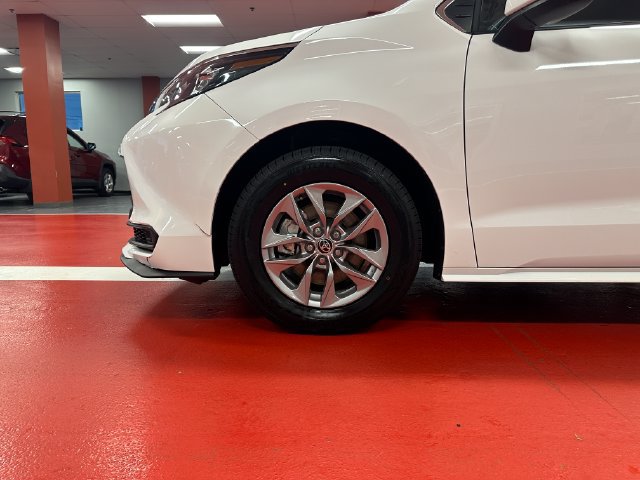Certified 2025 Toyota Sienna LE FWD image 27