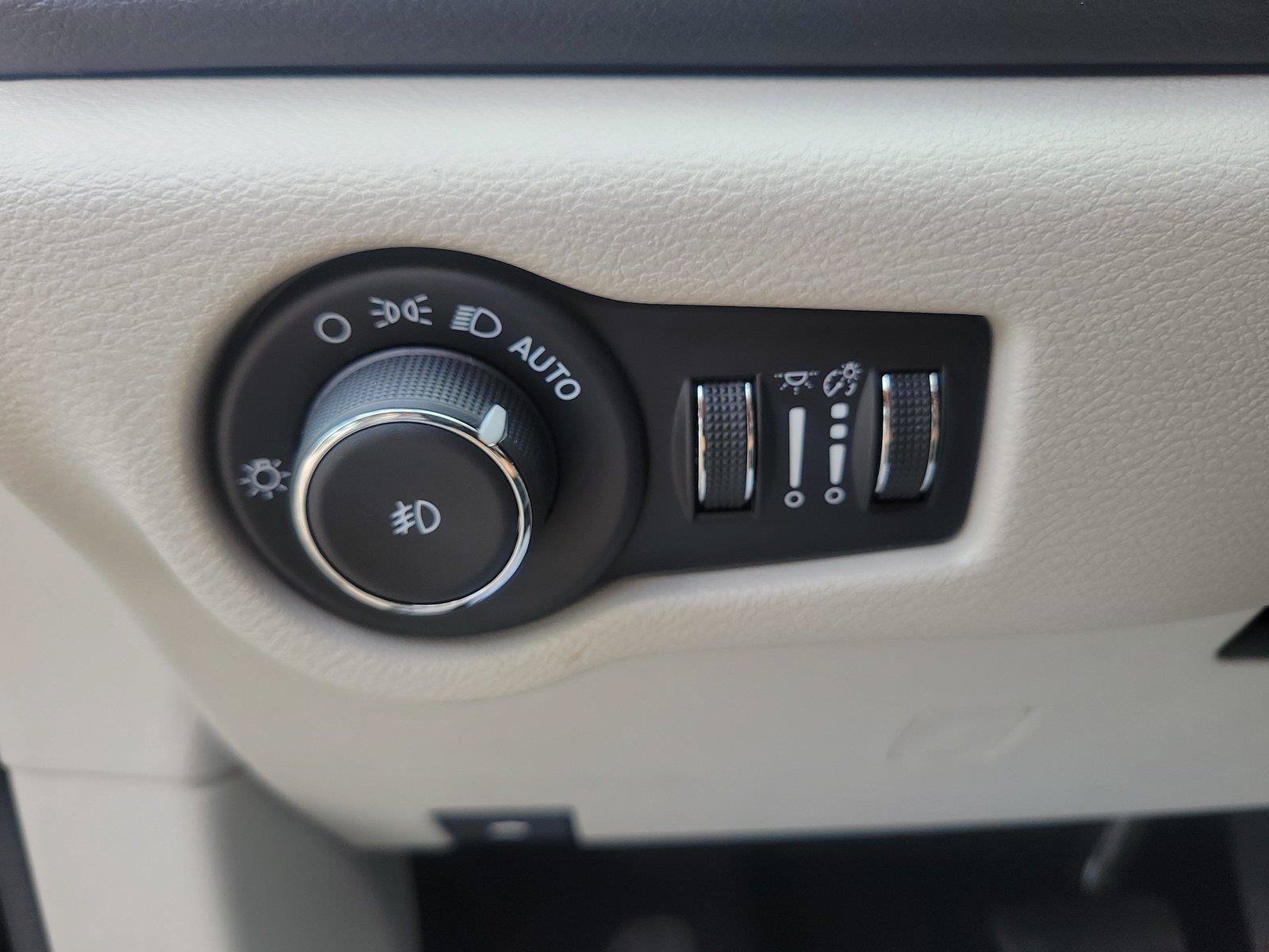 Used 2024 Chrysler Pacifica Touring-L FWD image 23