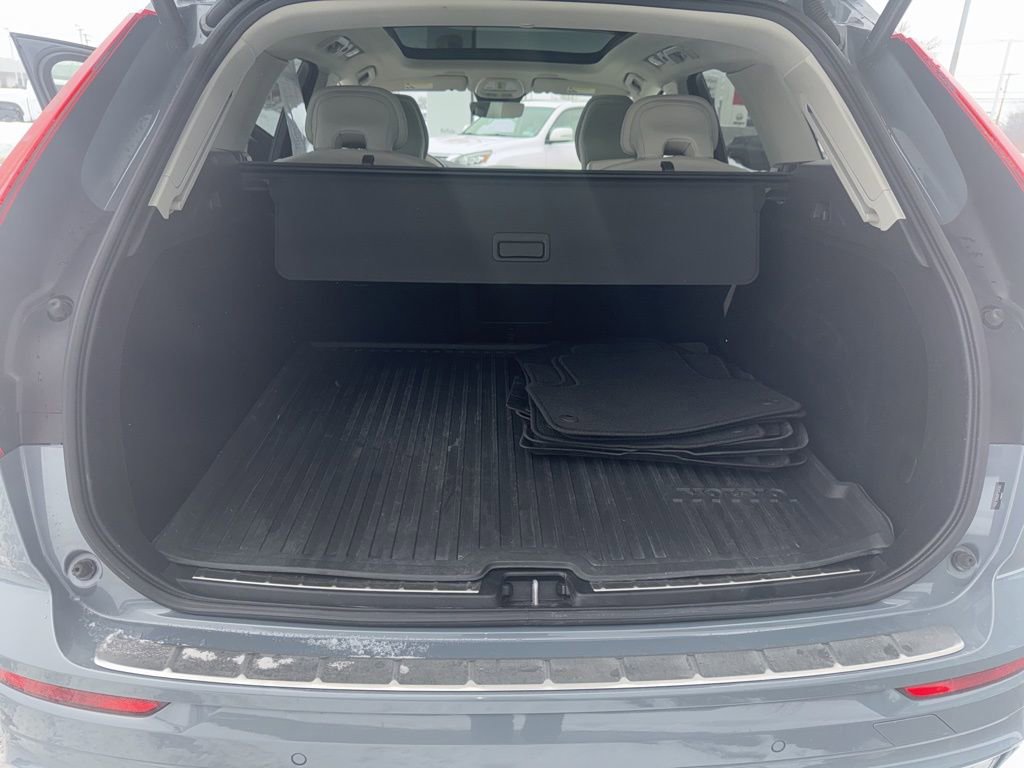 Certified 2023 Volvo XC60 B5 Plus w/ Climate Package image 17