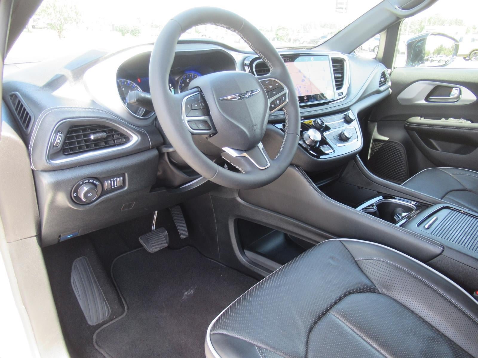Used 2026 Chrysler Pacifica Limited FWD image 18