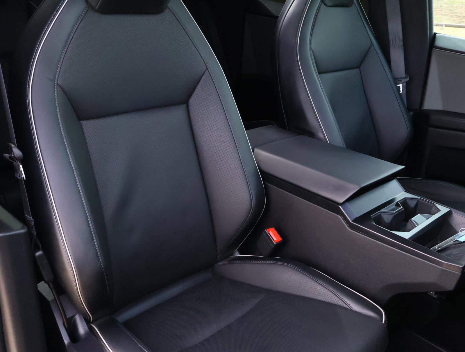 Used 2024 Tesla Cybertruck AWD Crew Cab image 16