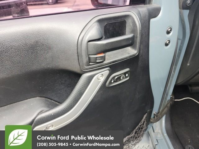 Used 2014 Jeep Wrangler Unlimited Sahara w/ Dual Top Group AWD/4WD image 19
