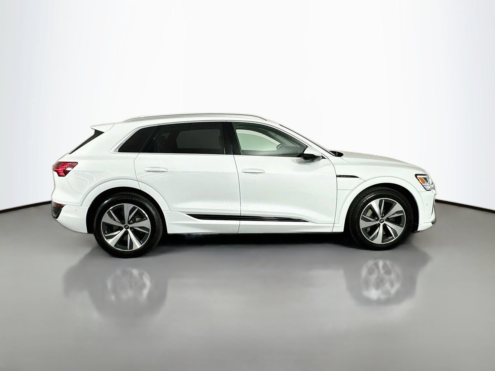 Used 2024 Audi Q8 e-tron Premium Plus AWD/4WD image 8