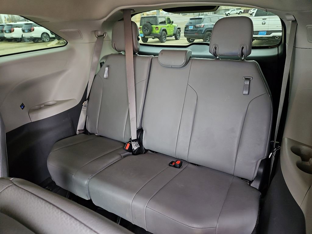 Used 2022 Toyota Sienna XLE w/ XLE Plus Package image 11