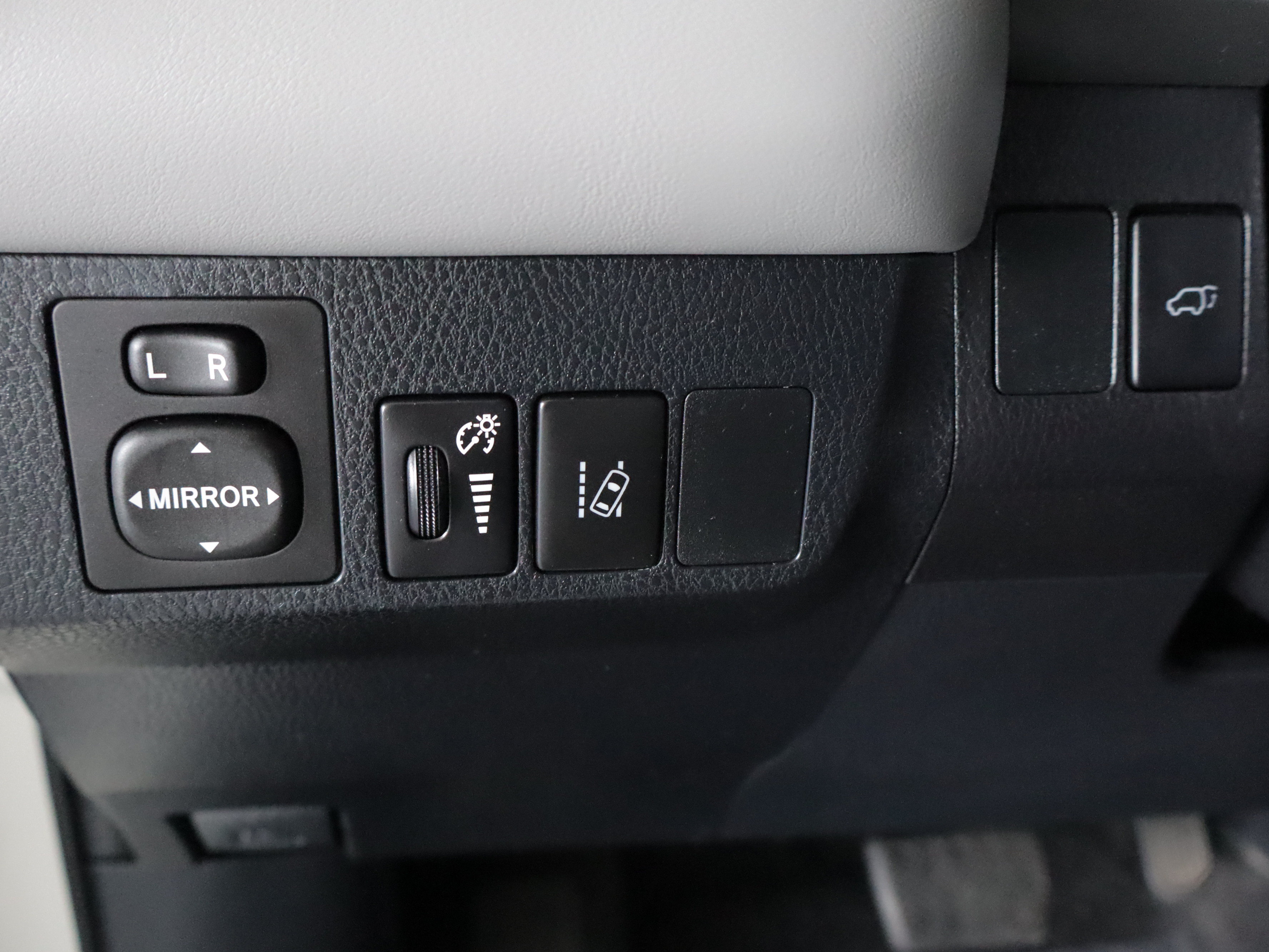 Used 2018 Toyota RAV4 Limited AWD/4WD image 19