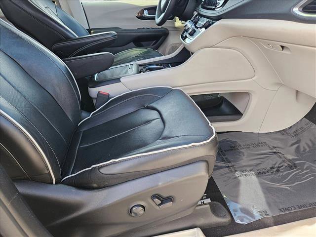 Used 2023 Chrysler Pacifica Limited FWD image 23