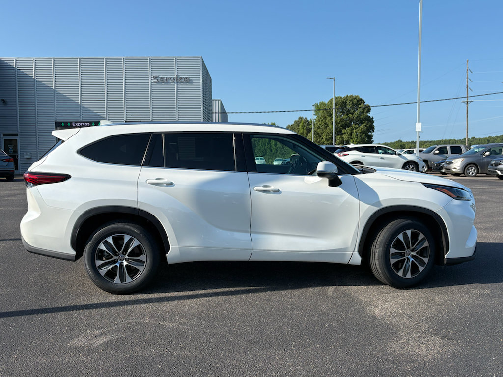 Used 2021 Toyota Highlander XLE FWD image 6