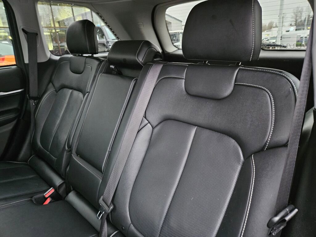 Used 2023 Jeep Grand Cherokee Limited w/ Luxury Tech Group II image 18