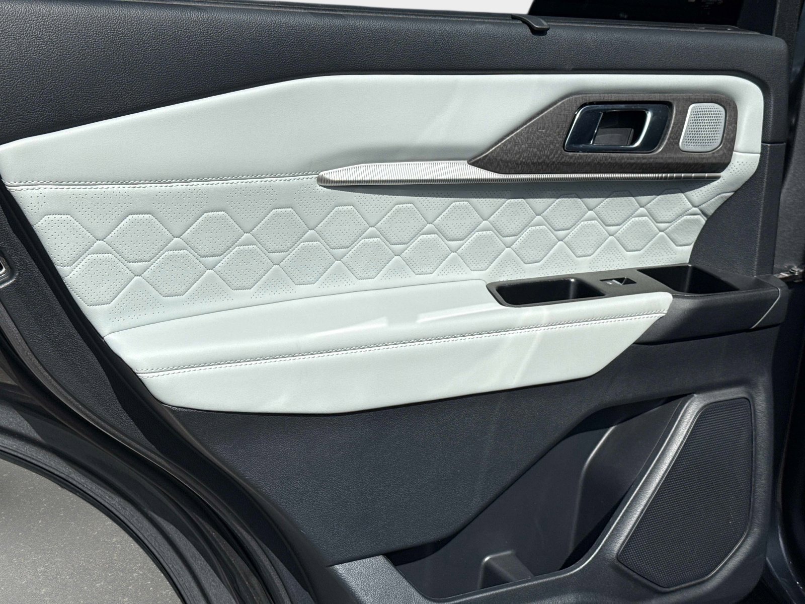 Used 2025 Ford Explorer Platinum w/ Ultimate Package image 15