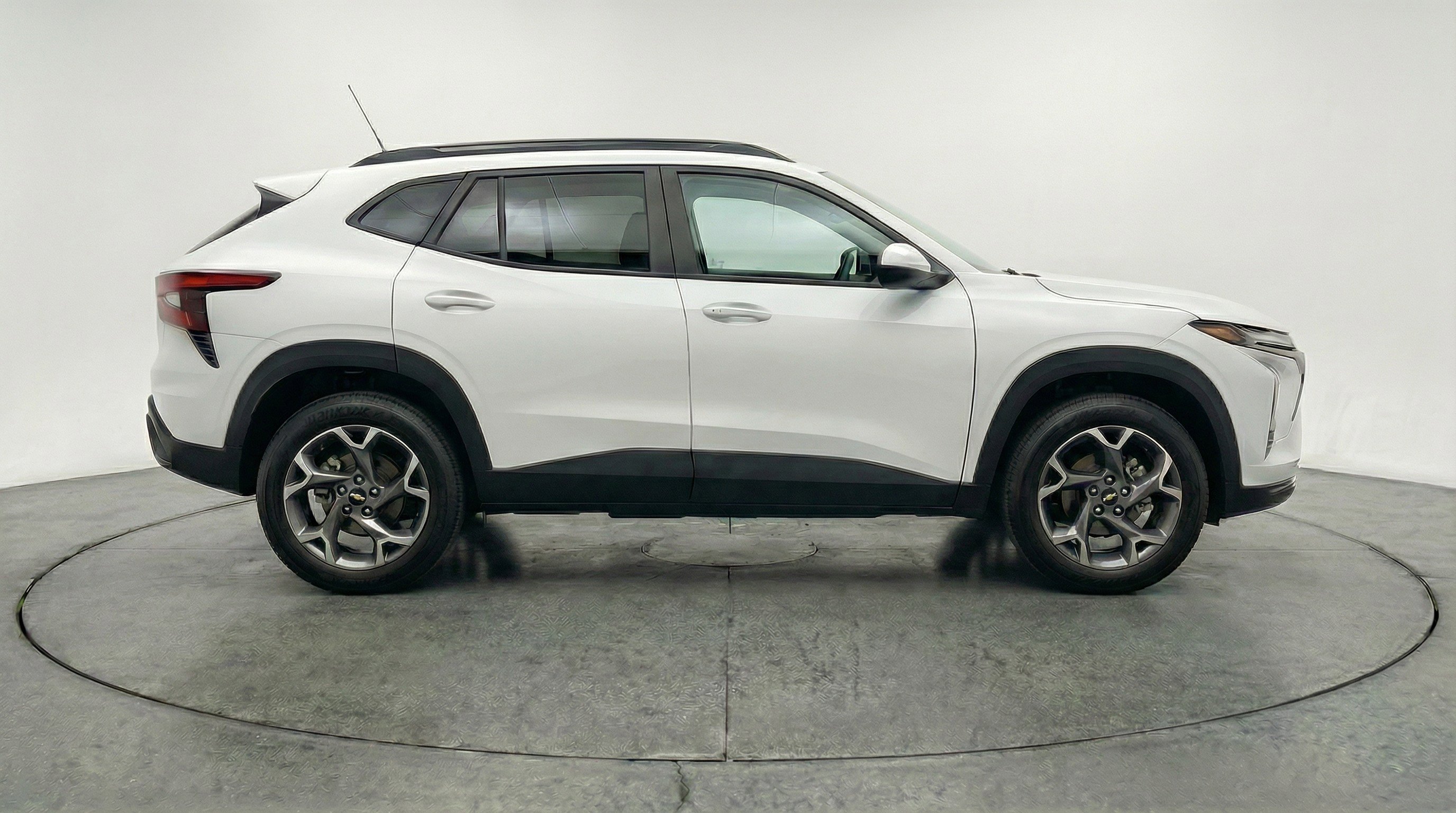 Used 2025 Chevrolet Trax LT image 11