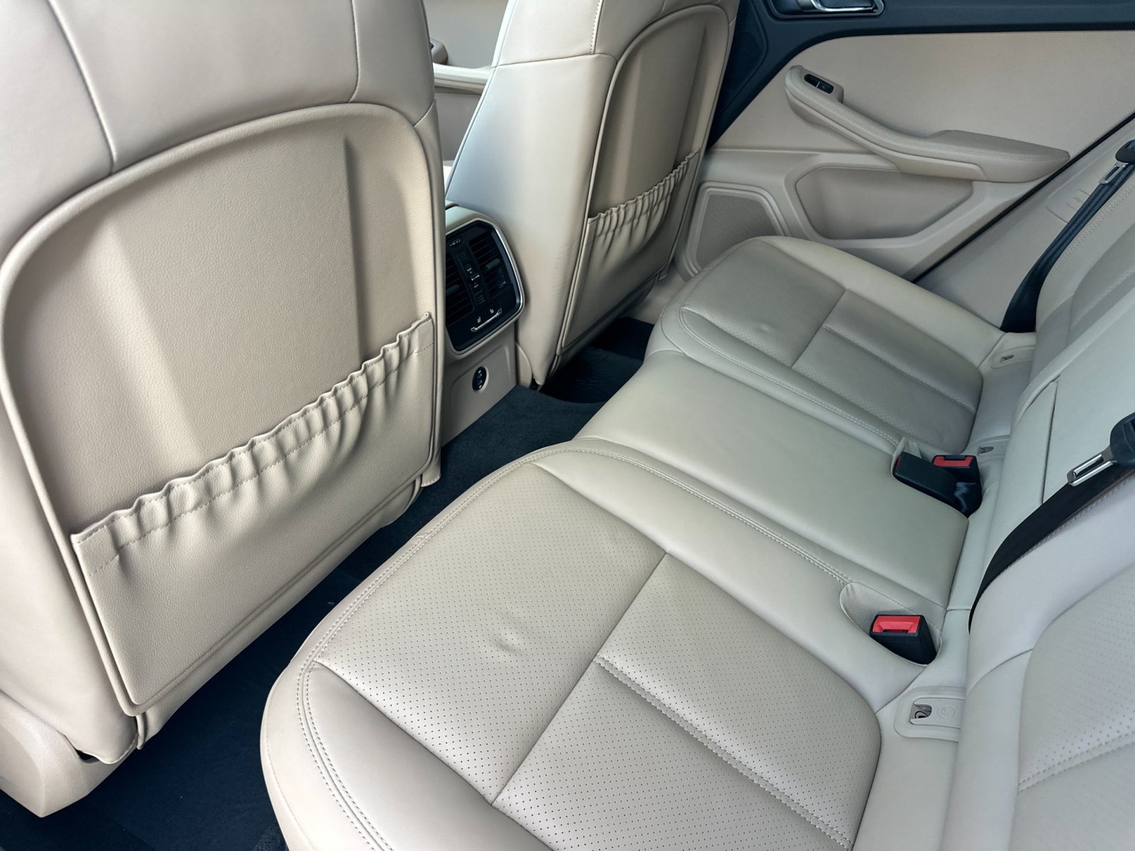 Certified 2026 Porsche Macan AWD/4WD image 18