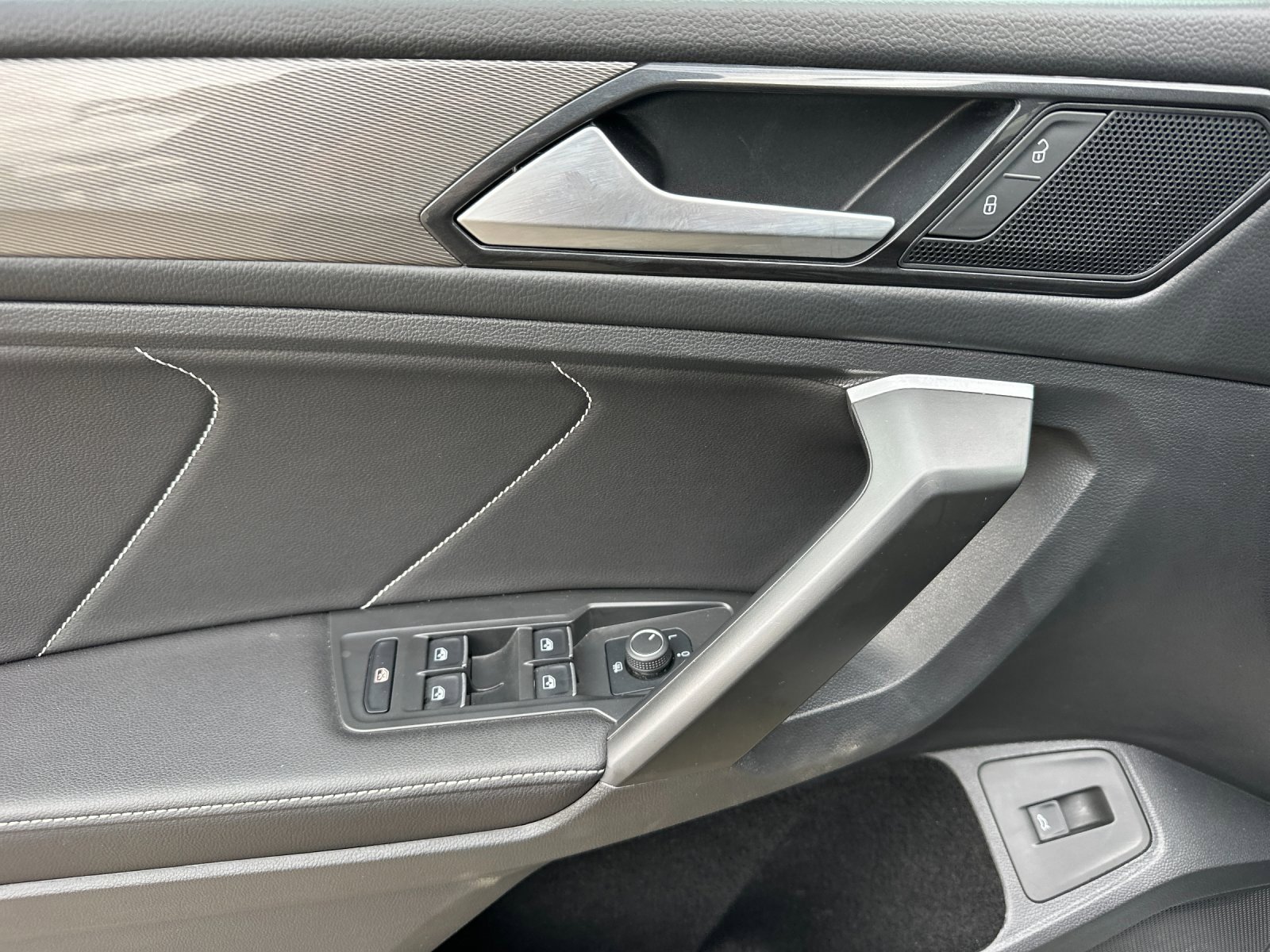 Used 2024 Volkswagen Tiguan SE image 10