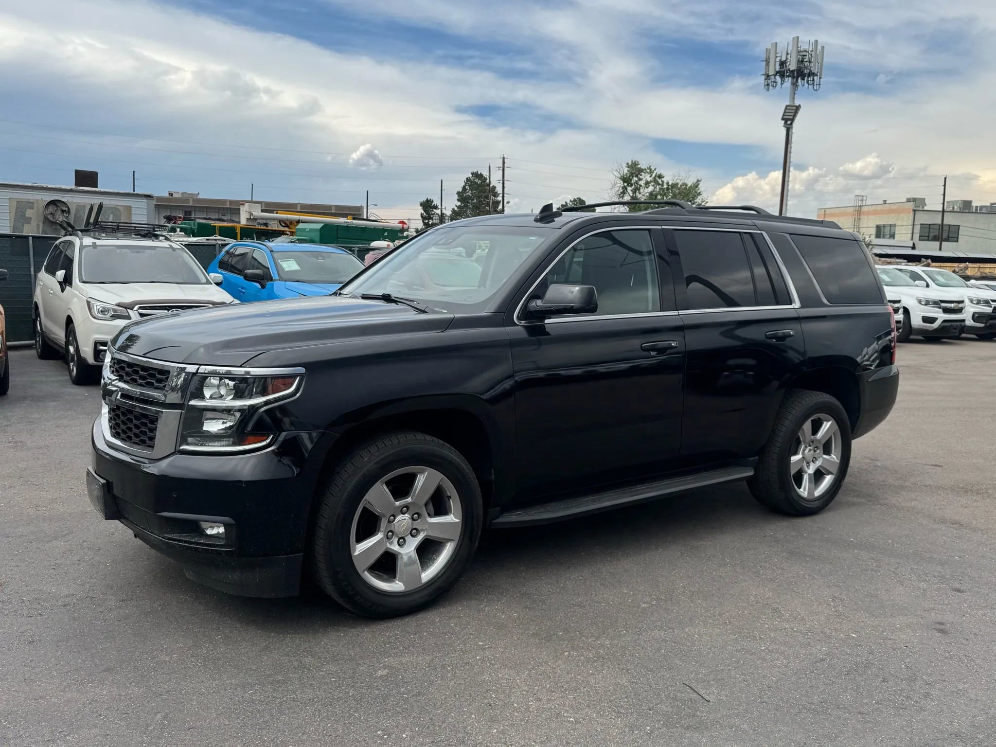 Used 2019 Chevrolet Tahoe LT w/ Luxury Package AWD/4WD image 2