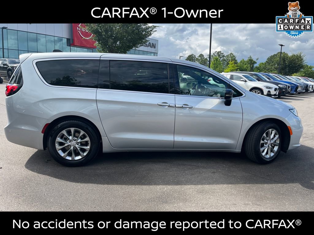 Used 2026 Chrysler Pacifica Limited FWD image 3
