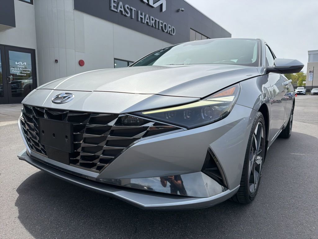 Used 2022 Hyundai Elantra Limited FWD image 3