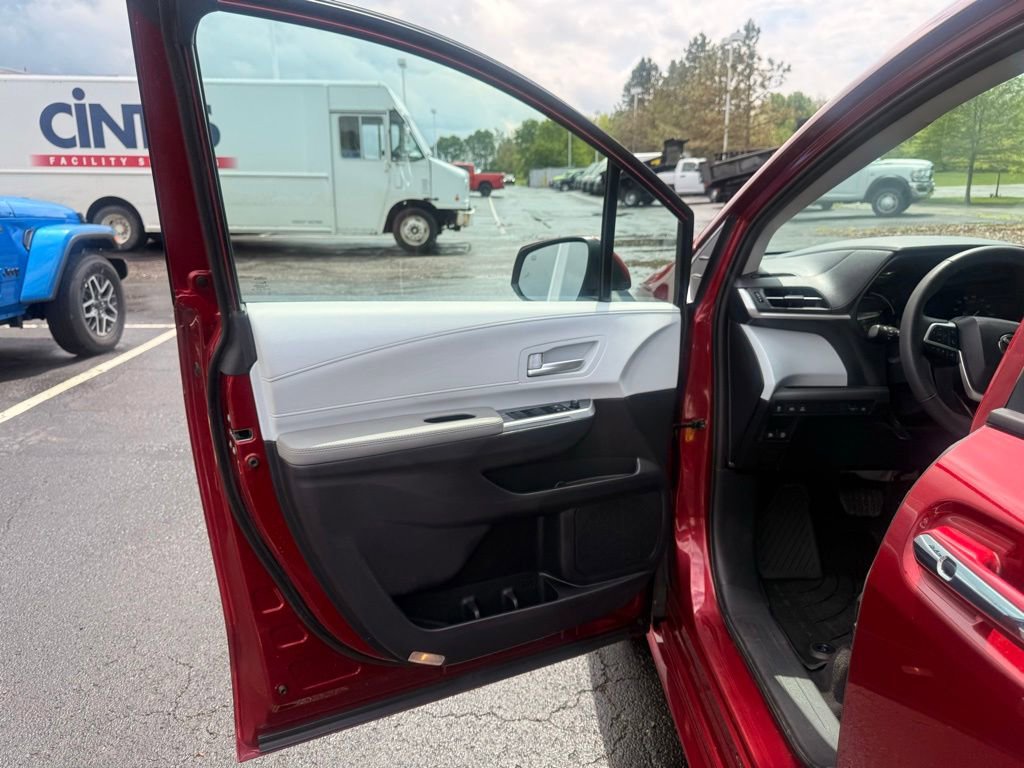 Used 2025 Toyota Sienna XLE w/ XLE Plus Package AWD/4WD image 10