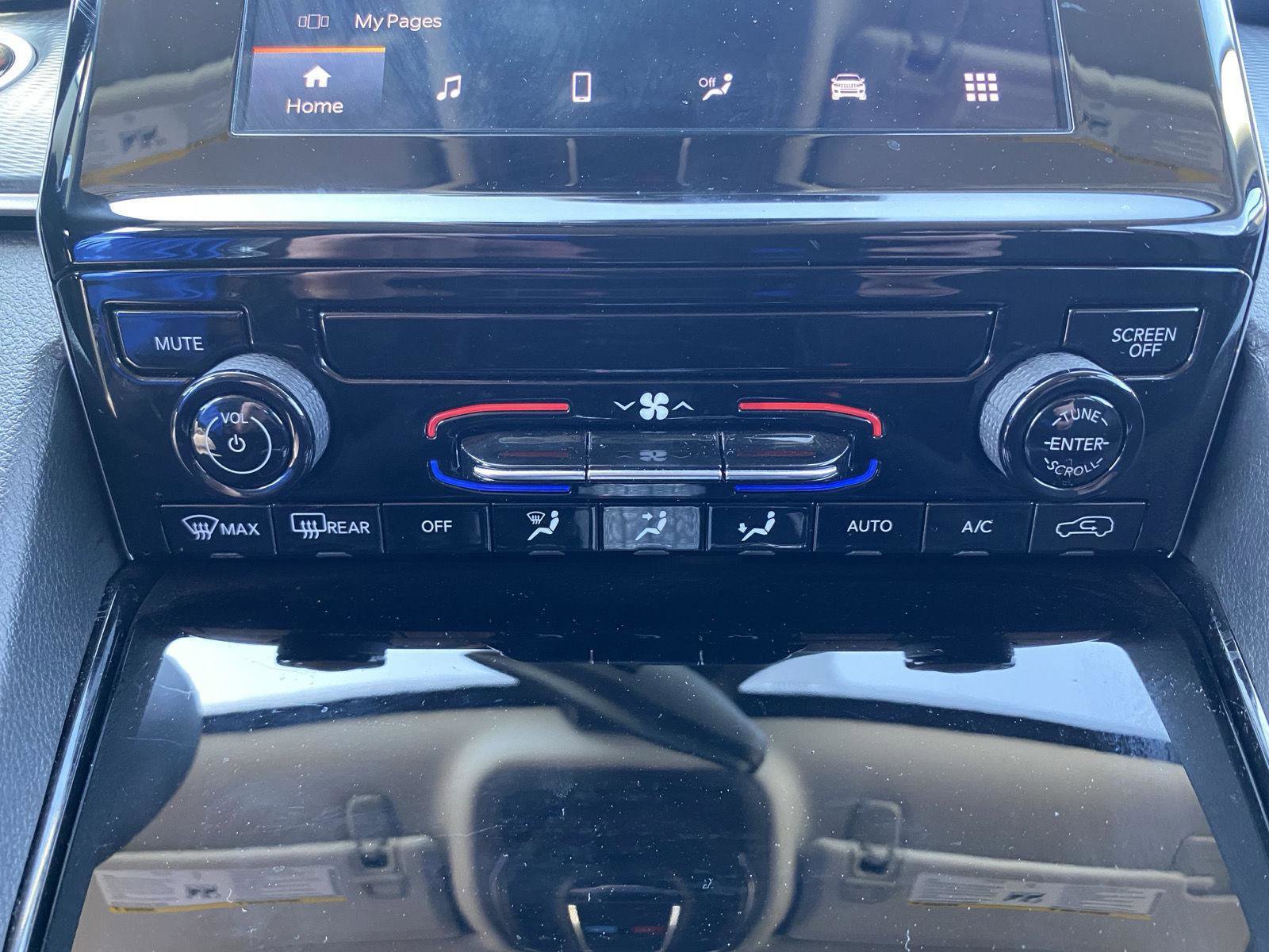 Used 2023 Jeep Grand Cherokee Laredo image 24