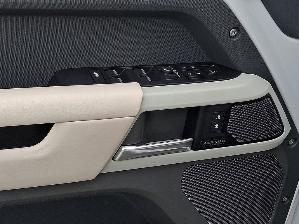 Used 2023 Land Rover Defender 110 X-Dynamic SE image 12